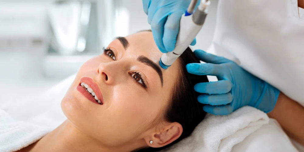 Hydrafacialin Adimi Vakumlama Peeling ve Serum Iletimi Detayli Anlatim