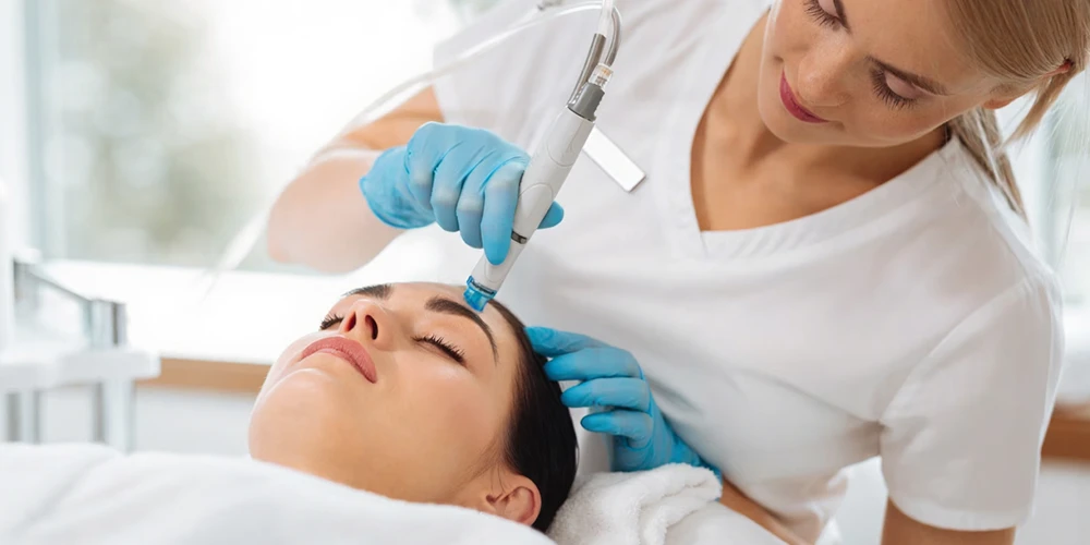 Hydrafacial 3 étapes Aspiration, peeling et administration de sérum Explication détaillée3 - Private Medlook Polyclinic Explication détaillée des 3 étapes de l'Hydrafacial : aspiration, peeling et administration de sérum3
